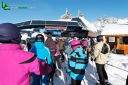 Skieurs au départ des télésièges