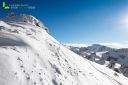 Pente enneigé dans les Alpes