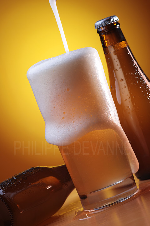 Verre de bière plein de mousse