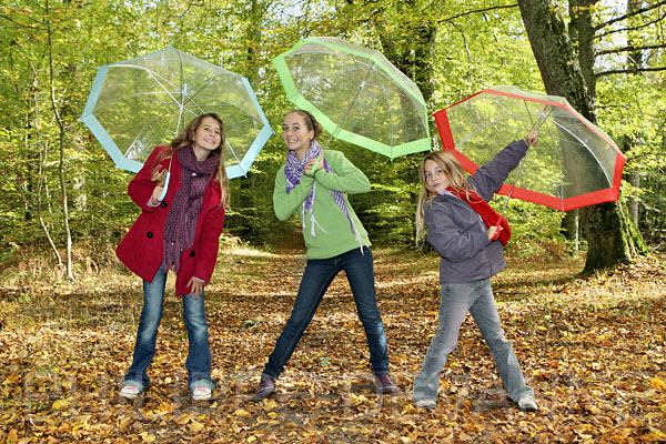 Automne, 3 jeune filles avec parapluies