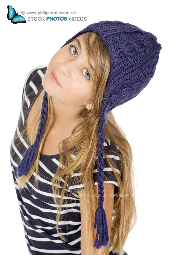 Portrait studio Jeune fille avec bonnet sur fond blanc