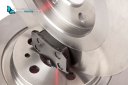 Freinage plaquettes neuves sur disques de frein en acier