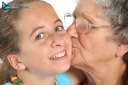 Enfants embrasse grand-mère