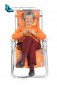 Grand-mère dans un fauteuil fait du tricot