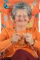 Grand-mère dans un fauteuil fait du tricot