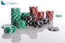 Jetons de poker sur fond blanc