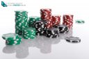 Jetons de poker sur fond blanc