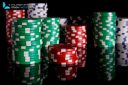 Poker jetons isolées sur fond noir