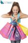 Jeune fille portant des sacs cadeaux