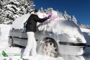 femme déneige sa voiture