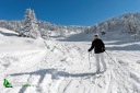 Skieuse sur les piste de ski