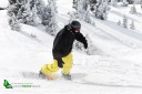 Snowboardeur jaune sur les pistes