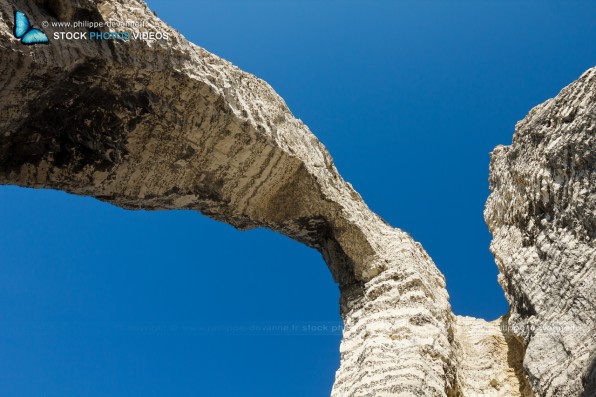 L'arche de la porte d'Aval de la Falaise d'Étretat sur le littoral de la Manche en pay de Caux , département de seine-Maritime, région Haute-Normandie, France