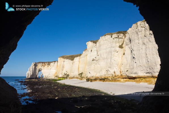 Falaise d'Étretat vue de la pointe de la Courtine  sur le littoral de la Manche en pay de Caux , département de seine-Maritime, région Haute-Normandie, France