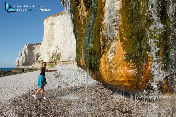 Enfant jouant avec une cascade au bord de la Falaise d'Étretat sur le littoral de la Manche en pay de Caux , département de seine-Maritime, région Haute-Normandie, France