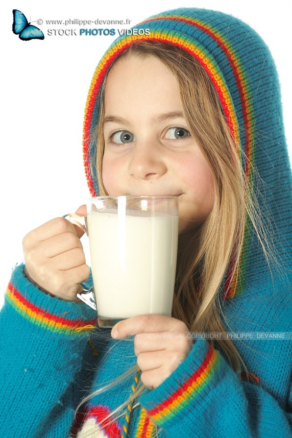 Jeune fille souriante boit du lait avec grand plaisir