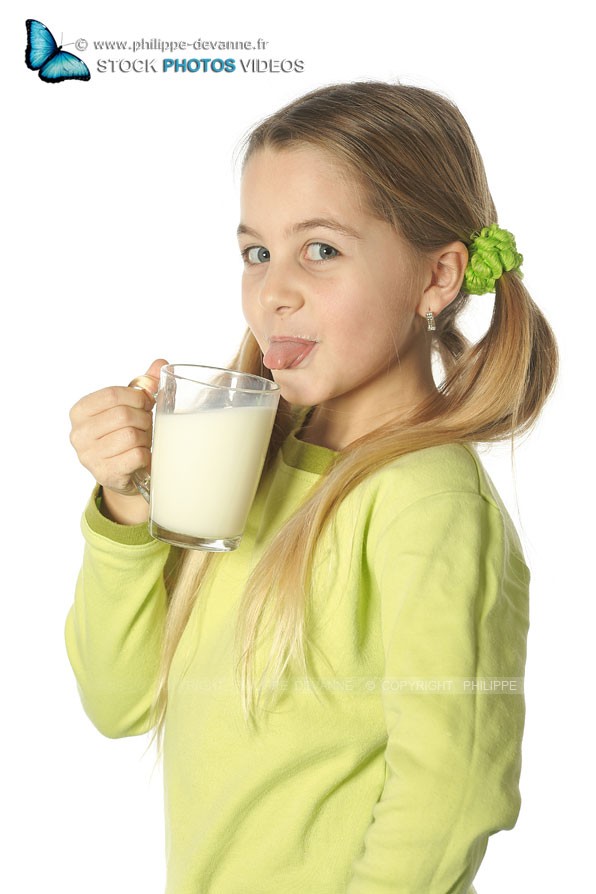 Jeune fille boit du lait plein de vitamines et calcium