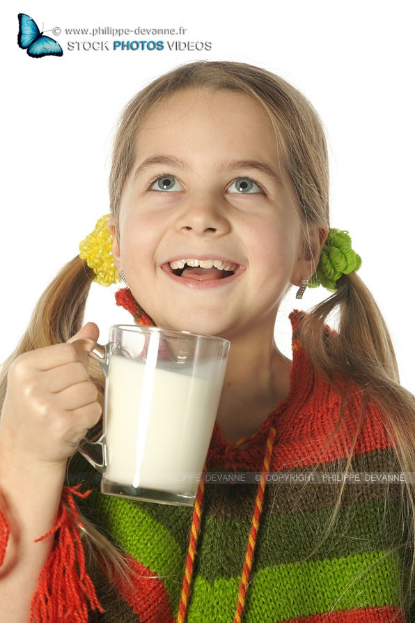 Jeune fille heureuse de boire du lait avec grand plaisir