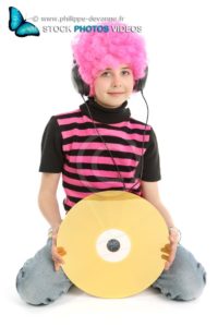 Jeune fille avec un large disque CD, isolée sur fond blanc